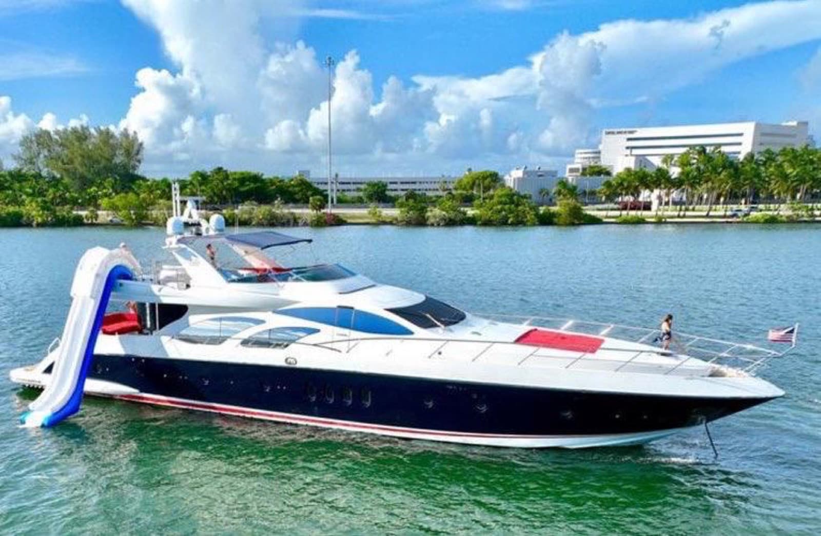 100’ azimut with jacuzzi, photo 2