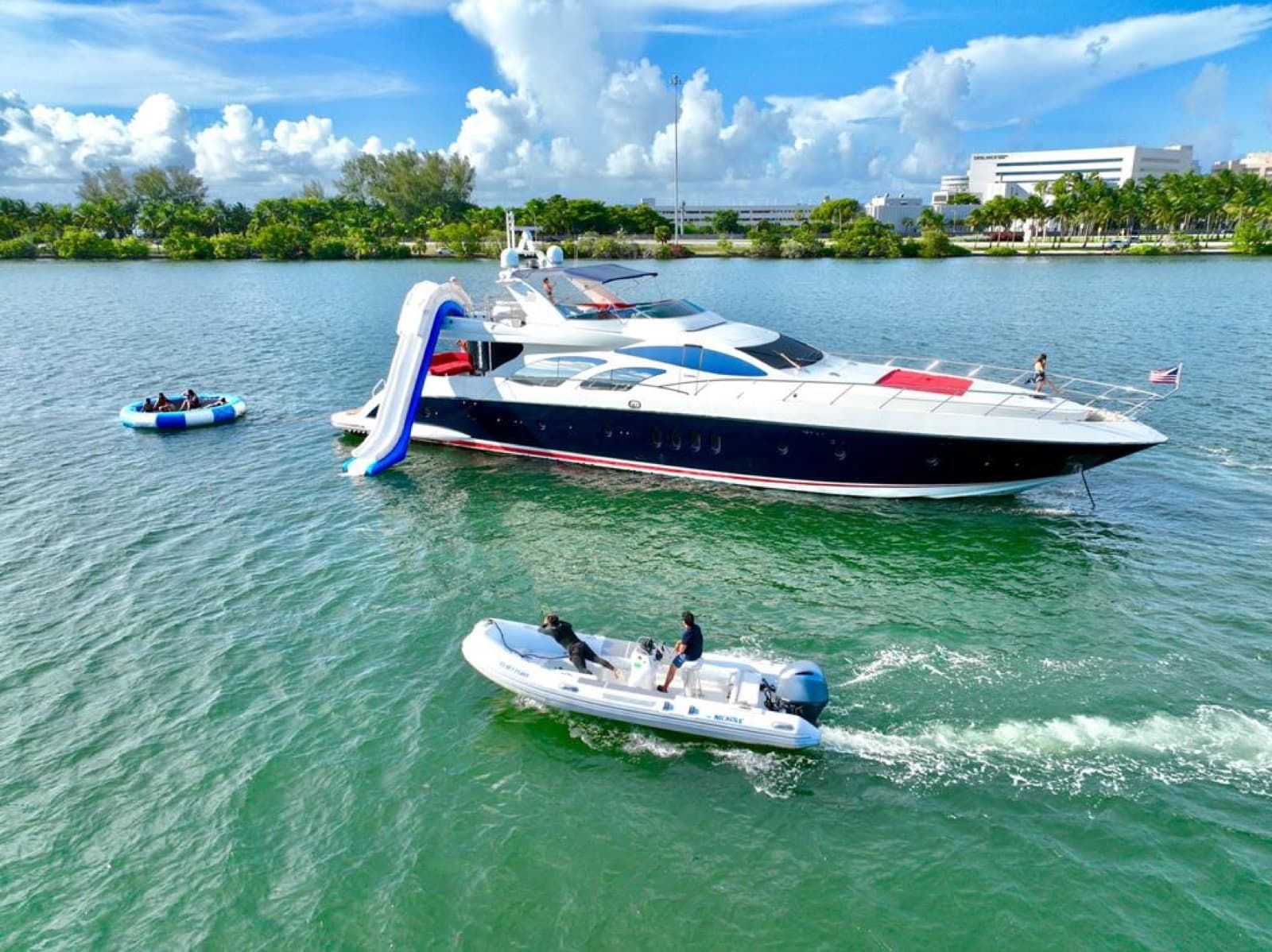 100’ azimut with jacuzzi