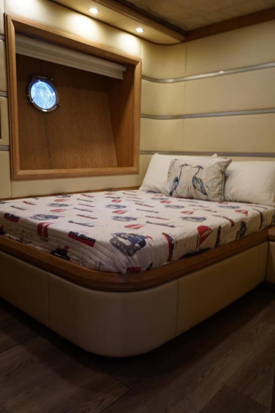 100’ azimut with jacuzzi, photo 11