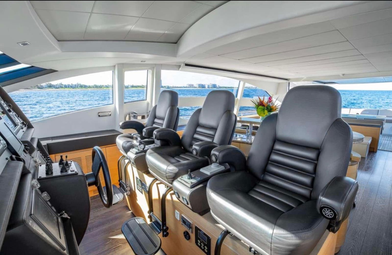 82’ Pershing, photo 9
