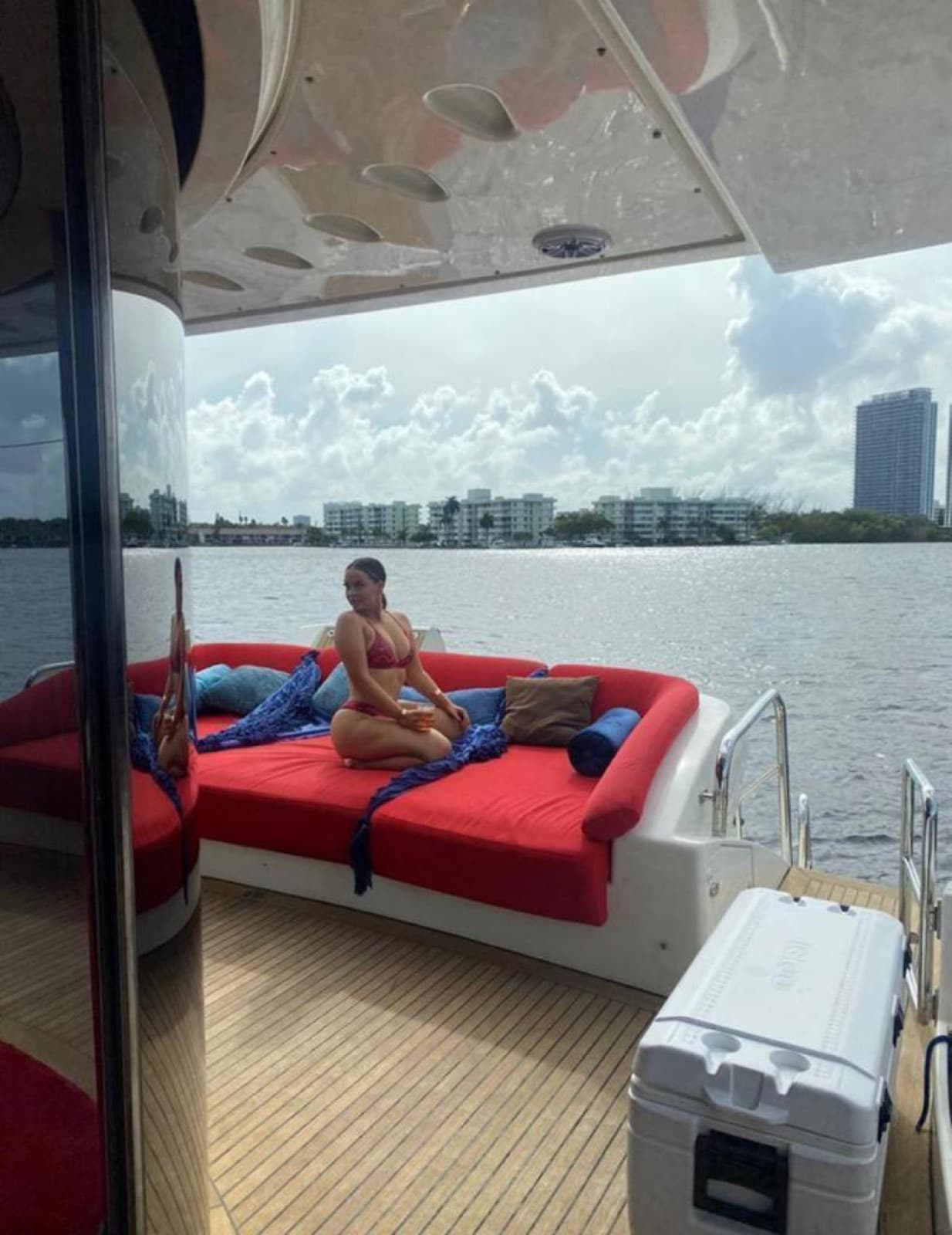 100’ azimut with jacuzzi, photo 6